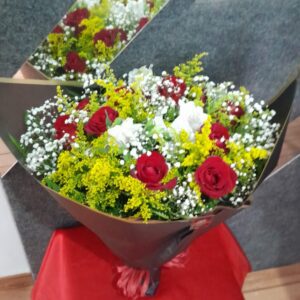 BUQUE DE ROSAS VERMELHAS E BRANCAS COM 12