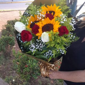 BUQUE DE ROSAS COM GIRASSOL