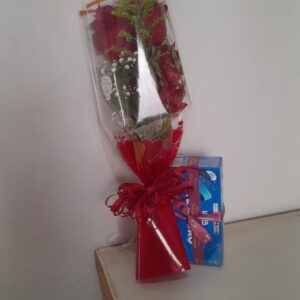 EMBALAGEM COM 2 ROSAS E 1 CAIXA DE BOMBOM