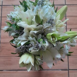 BUQUE DE NOIVA DE LÍRIOS E ASTROMÉLIAS