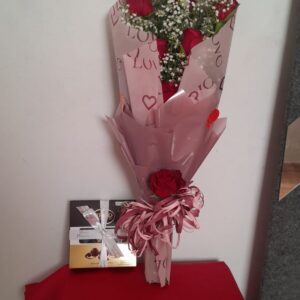 BUQUE COM 6 ROSAS + FERRERO