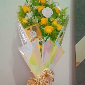 BUQUE COM 12 ROSAS AMARELAS + FERRERO COM 4 UNIDADES