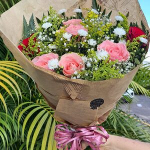 BUQUE COLORIDO COM 7 ROSAS