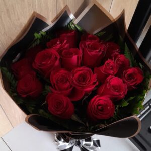 BUQUE COREANO VERMELHO COM 18 ROSAS